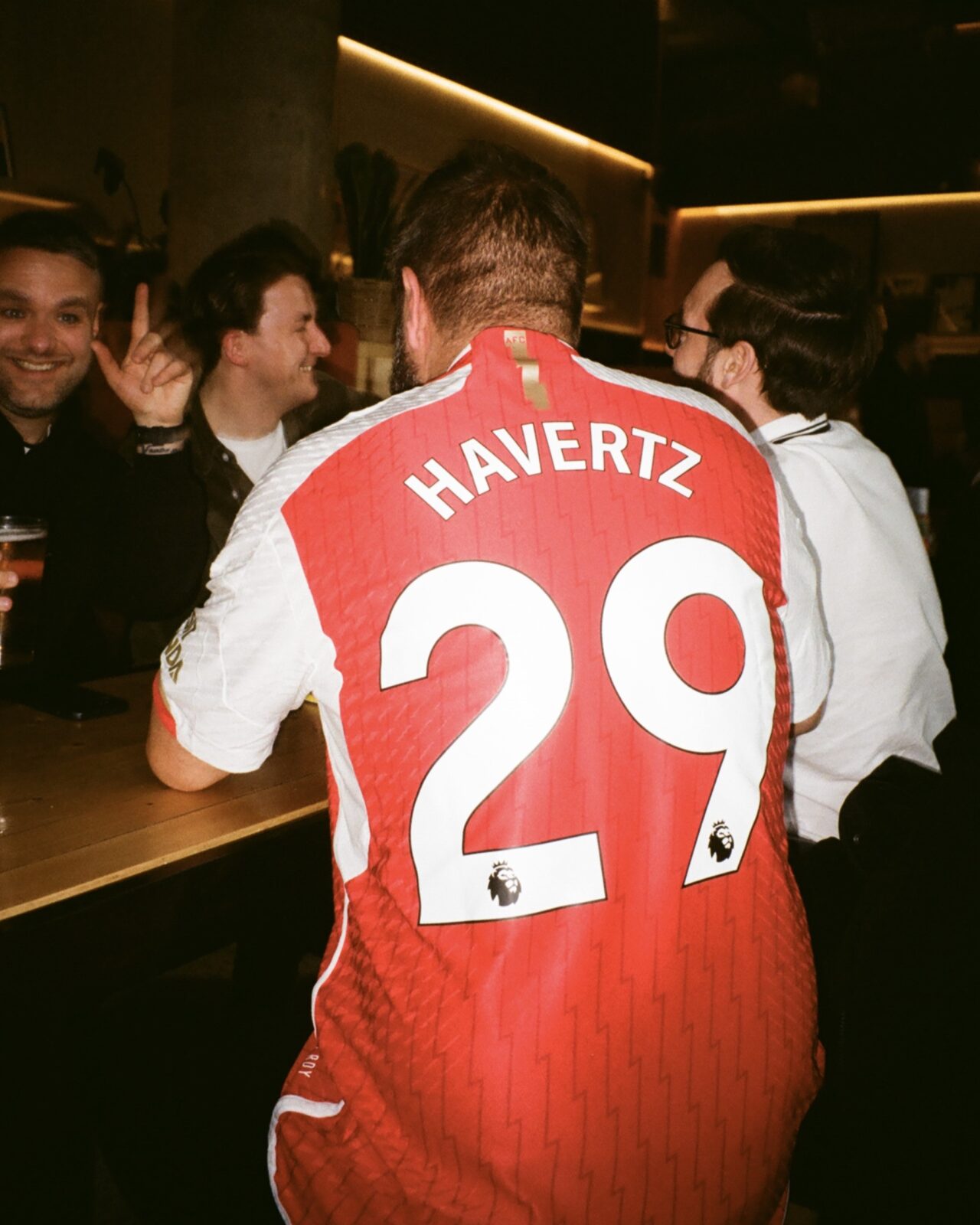 Arsenal fan in a Havertz 29 shirt at the bar in Someday